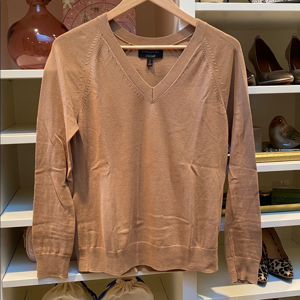 Banana Republic White V-Neck Sweater. Size S. GUC